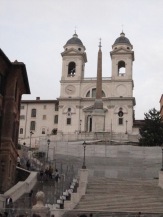 Escadarias da Piazza di Spagna (Spanish Steps) e o obelisco.